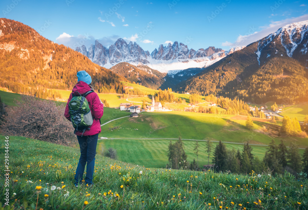 秋天日落时，背着背包的美丽年轻女子站在山上。Landsc
