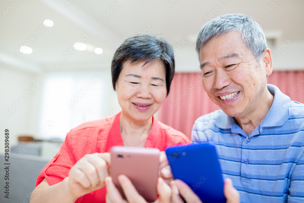 亚洲老年夫妇使用智能手机