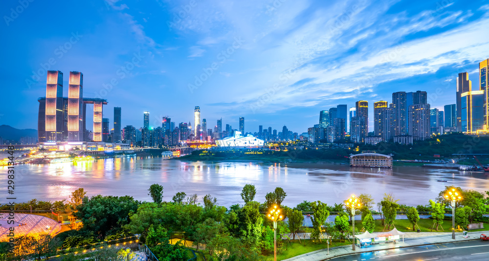 重庆城市建筑景观的夜景和美丽的天际线……