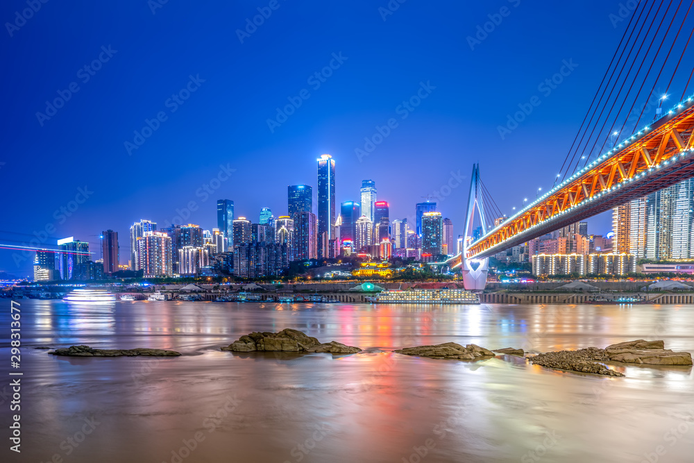 重庆城市建筑景观的夜景和美丽的天际线……