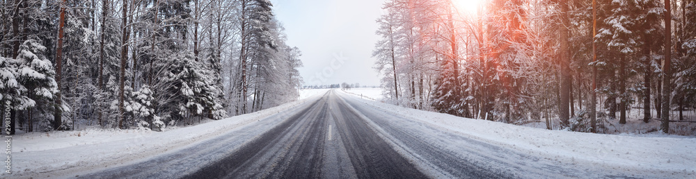 冬季道路，晴天被雪覆盖