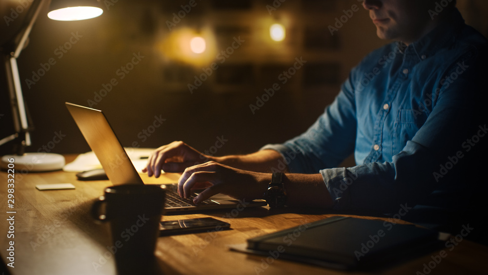 匿名男子晚上坐在办公室工作室的桌子旁用笔记本电脑工作
1236638117,粉红色、紫色和黑色的抽象模糊渐变背景。矢量插图。