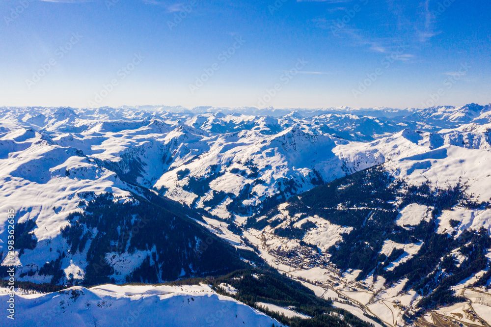 从飞机上看到的美丽的法国、意大利和瑞士阿尔卑斯山脉景观。滑雪r