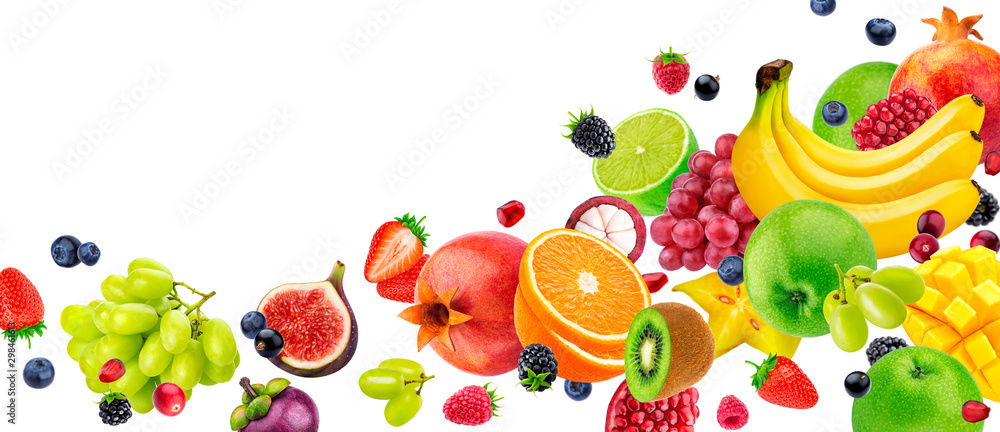 白色背景下的飞行水果和浆果
