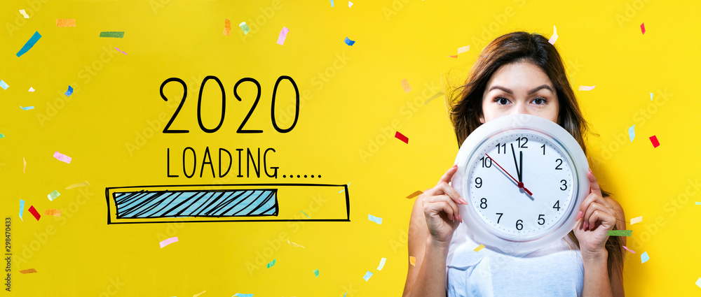 年轻女子拿着一个显示接近12的时钟，迎接2020年的新年