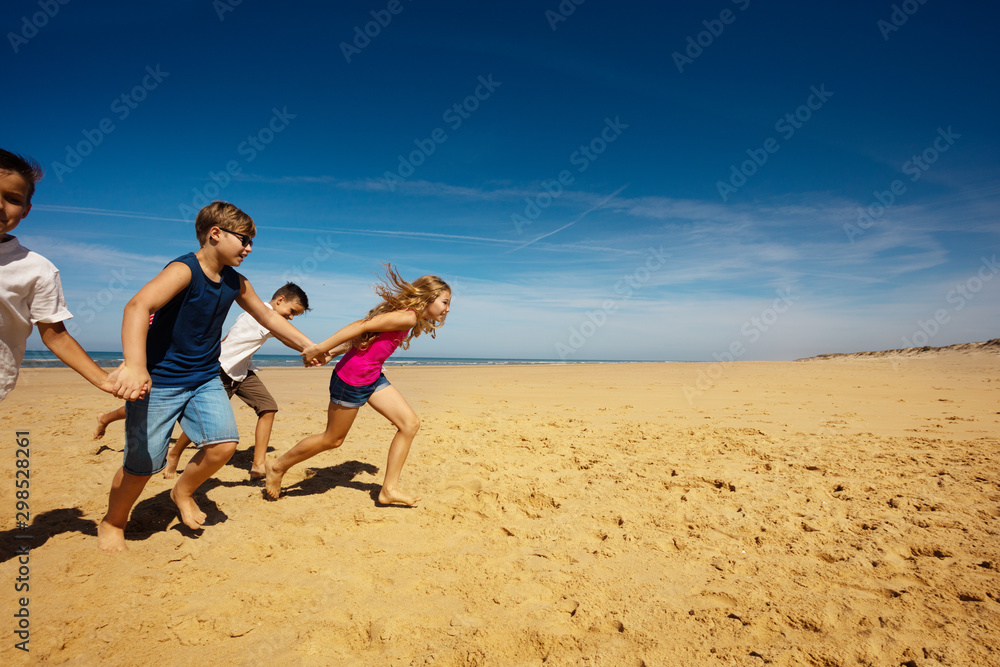 男孩女孩在沙滩上奔跑
