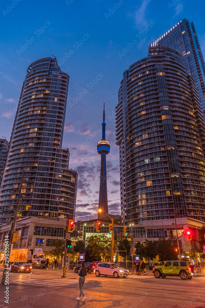 多伦多，安大略省/加拿大-2019年9月20日：多伦多市中心。晚上