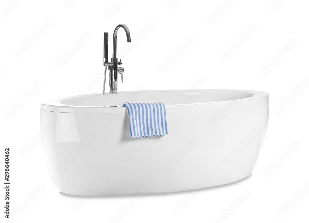 白色隔离的干净浴缸