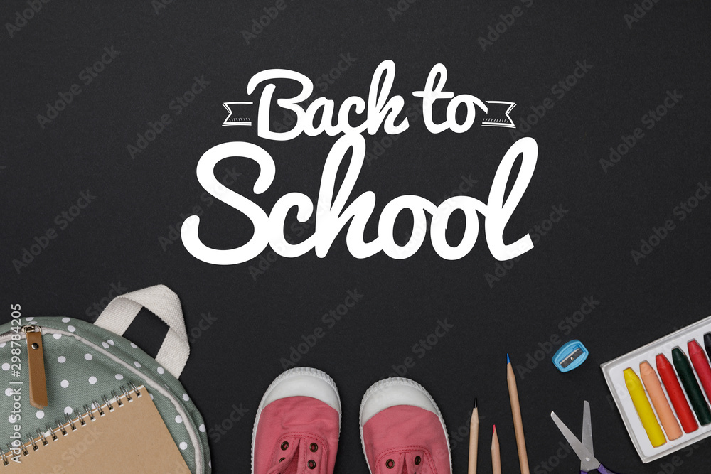 带背包、学生书籍、鞋子、彩色蜡笔、空的创意教育平板绿色桌子