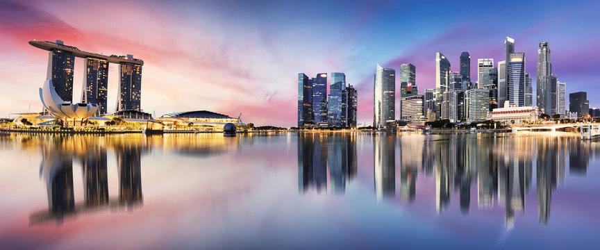 新加坡天际线在日出-全景与反射