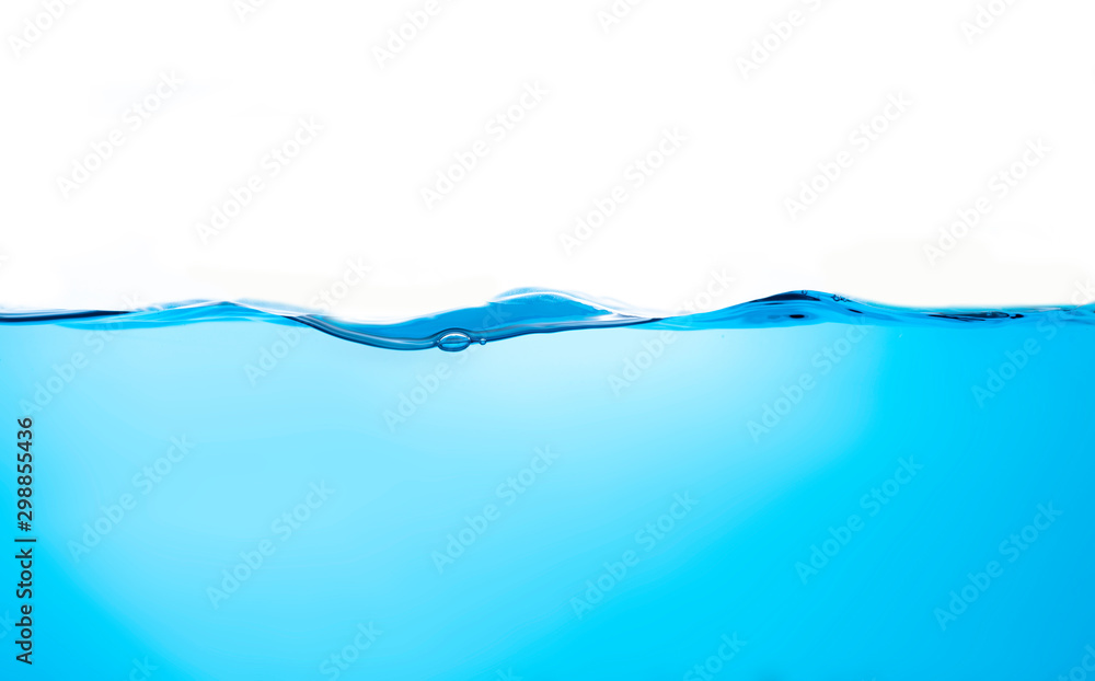 蓝色的水溅起波面，白色背景上有气泡。
