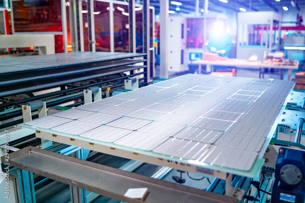 太阳能电池板生产。绿色能源理念。现代生产工厂或工厂。特种设备