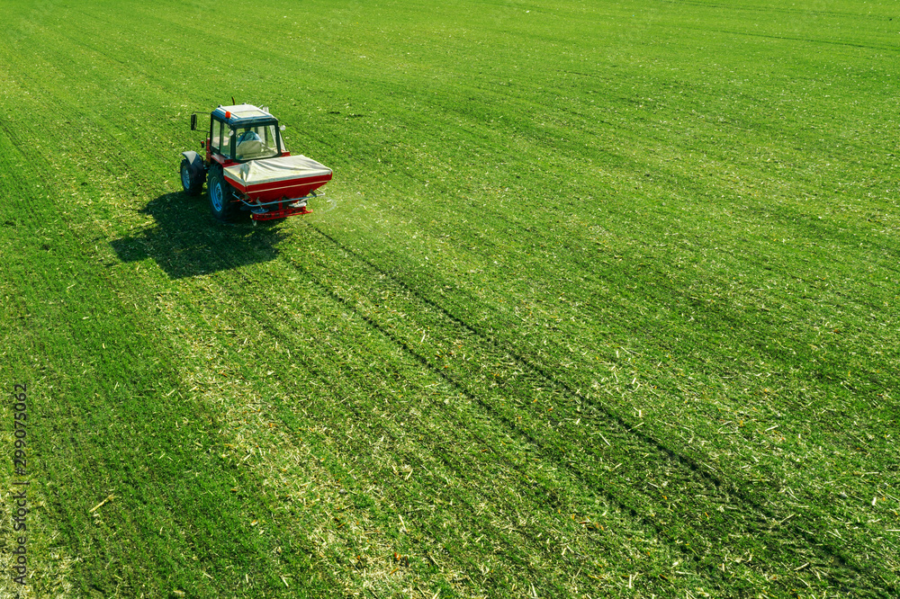 农用拖拉机为麦田施肥NPK