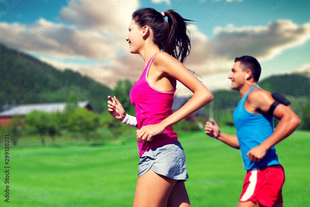 健身、运动、友谊和生活方式理念——微笑的情侣一起跑步