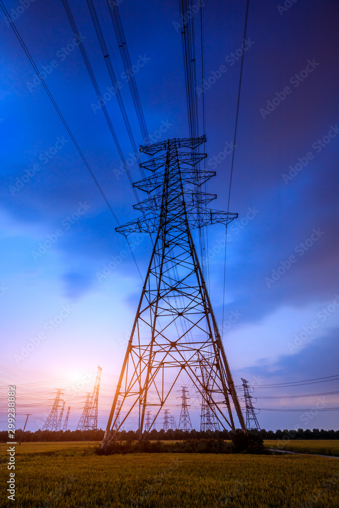 高压电塔天空落日景观，工业背景。