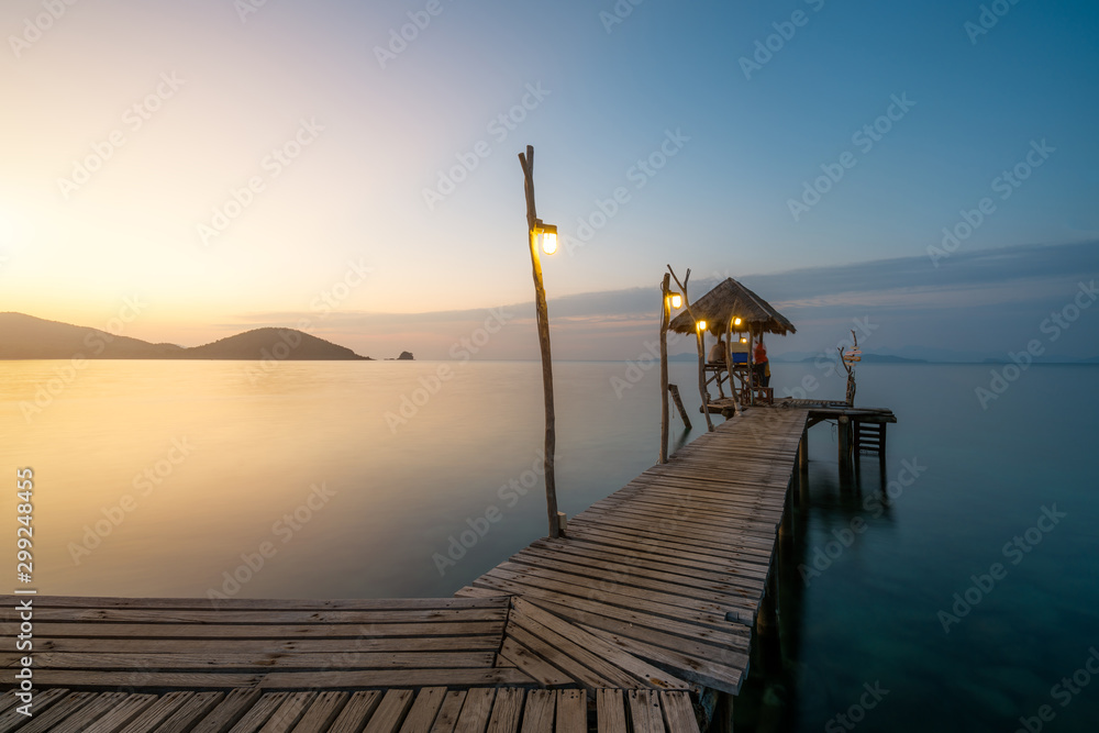 泰国Trat的Koh Mak，海上的木酒吧和日出天空晴朗的小屋。夏天，旅行，度假
