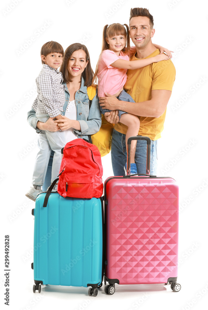 白色隔离行李箱的幸福家庭