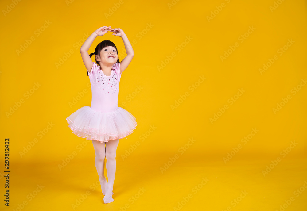 亚洲小女孩的肖像，梦想成为一名穿着粉色芭蕾舞短裙的芭蕾舞演员，与叶隔离