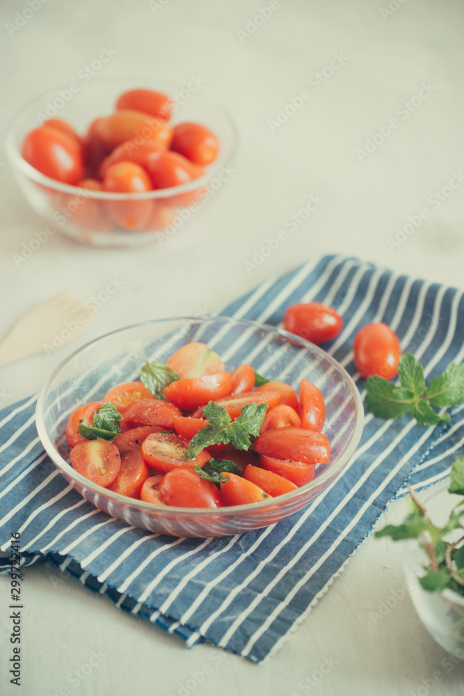 番茄沙拉配菠菜、农家奶酪、橄榄油和胡椒