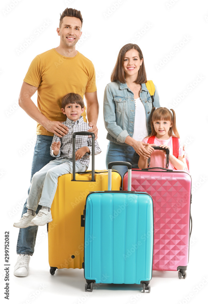 白色隔离行李箱的幸福家庭