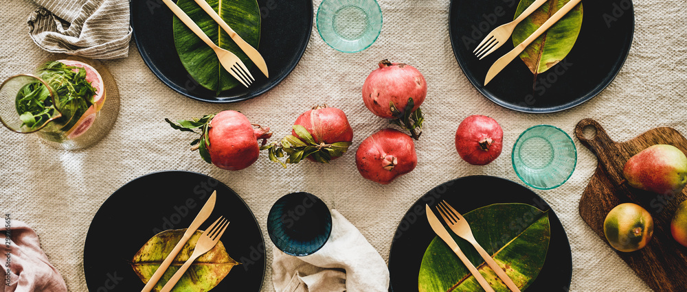 节日晚餐的秋季餐桌造型。用水果和落叶做成的平面餐具