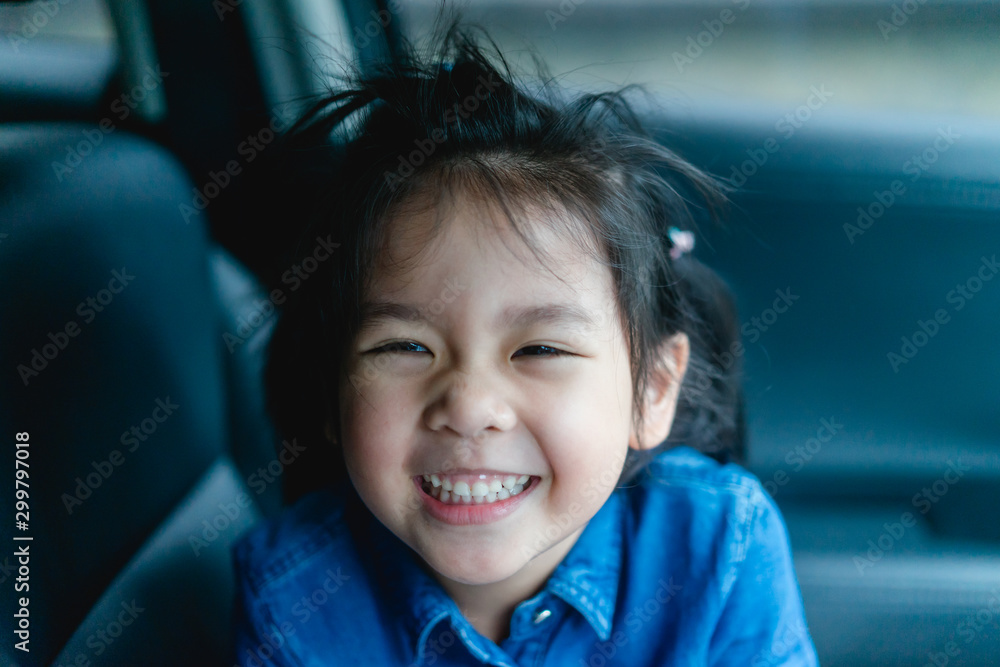 交通、安全、童年公路旅行和人的概念——快乐的小女孩坐在车里，孩子