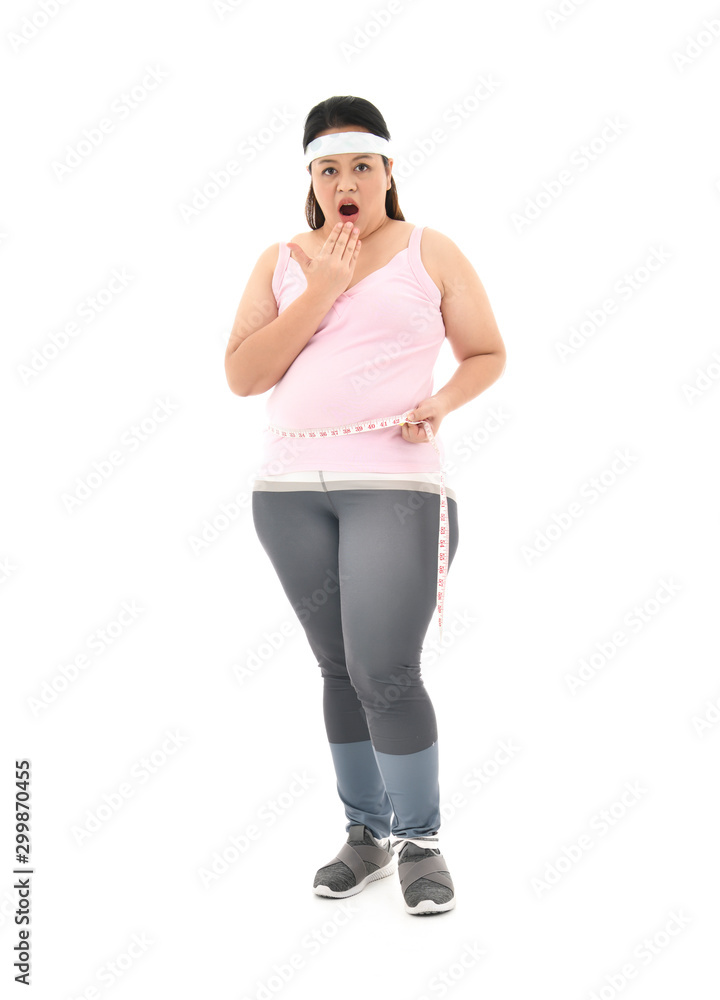 超重的亚洲女性测量腰围，肥胖的肚子被隔离在白色背景上