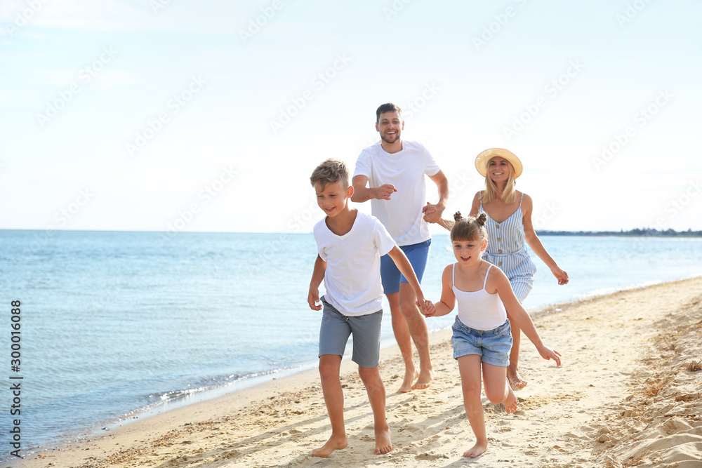 快乐的一家人在海边奔跑