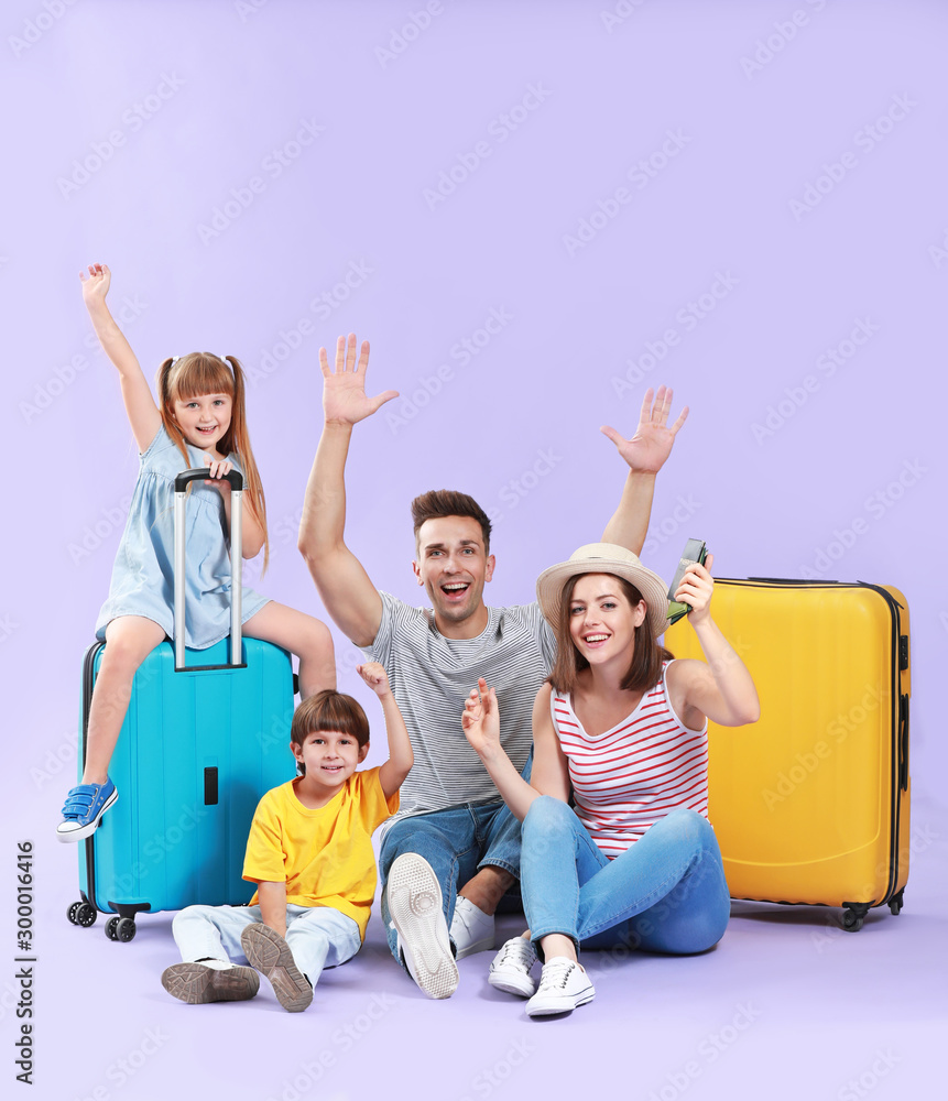 有彩色背景行李的幸福家庭