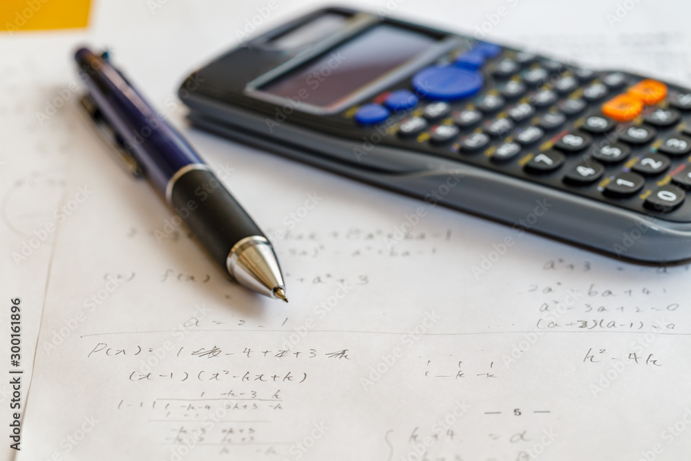 数学の問題とペンと電卓