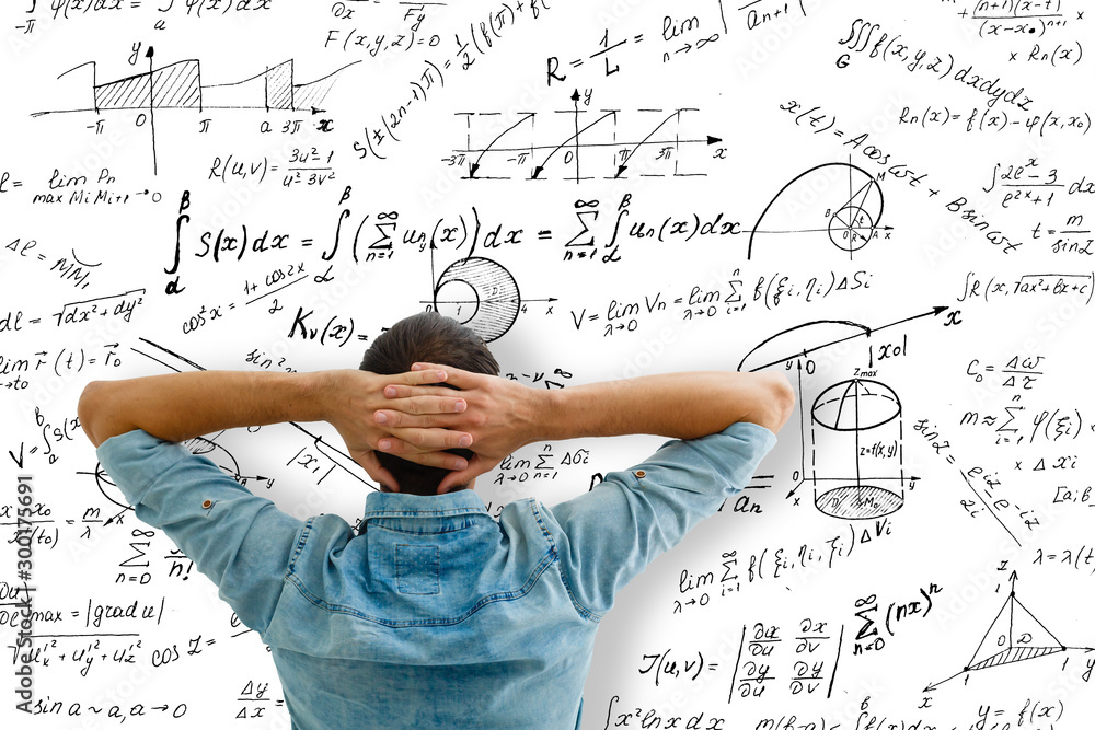 一个深思熟虑的人试图解决数学问题的后视图。在黑色粉笔上进行数学计算