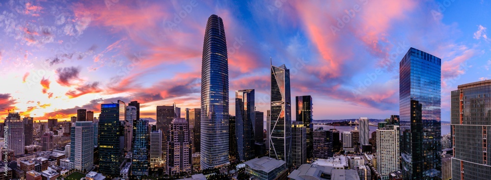 旧金山地平线上粉红色和蓝色日落的史诗般全景，Salesforce Tower位于分之一处