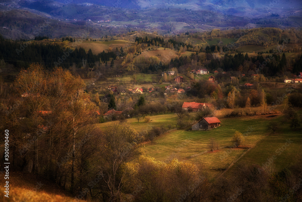 罗马尼亚村庄的日出/日落。布兰。布拉索夫