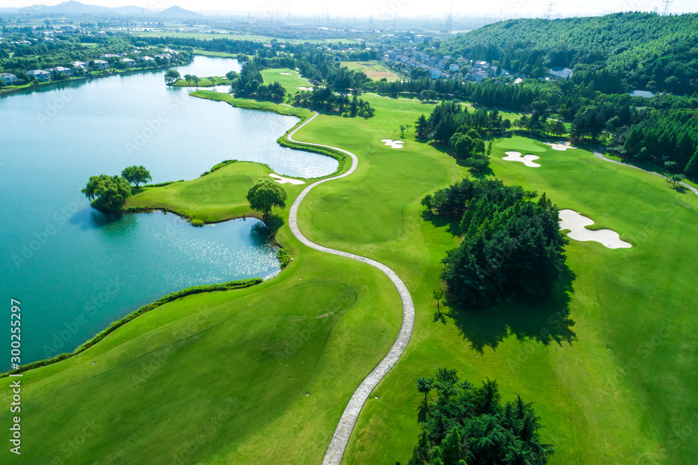 高尔夫球场和水域鸟瞰图