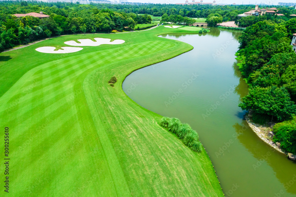 高尔夫球场和水的鸟瞰图