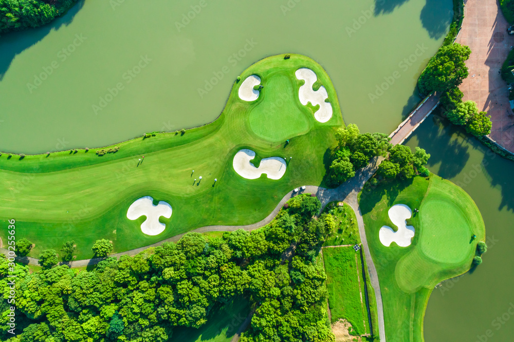 高尔夫球场和水域鸟瞰图