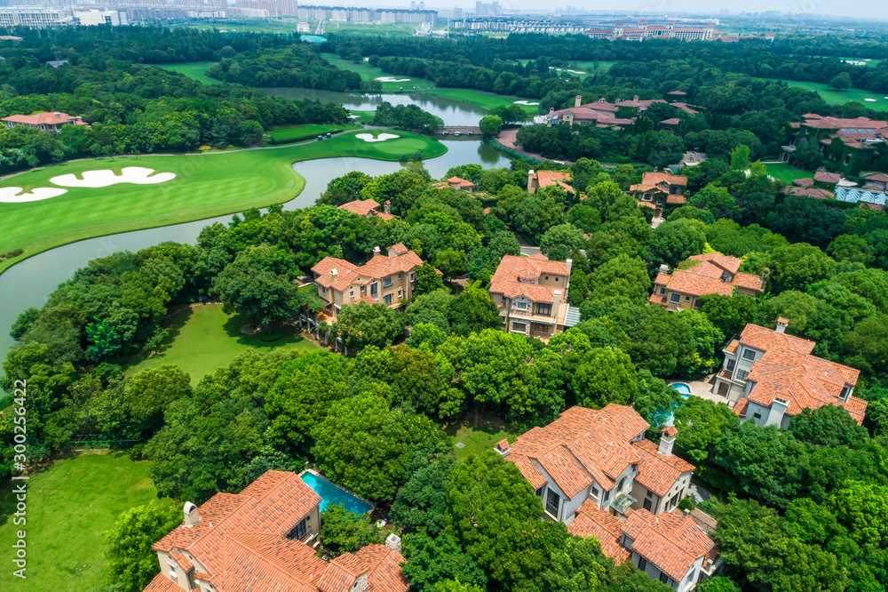 美丽的绿色高尔夫球场鸟瞰图。高角度视图。