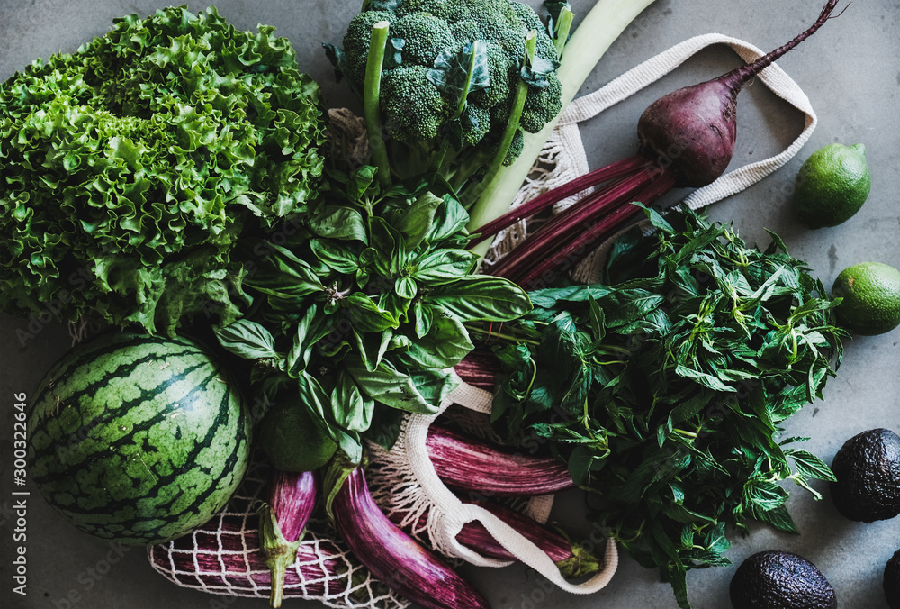 健康的杂货。装满当地农民的蔬菜、水果和绿色蔬菜的扁平网袋。