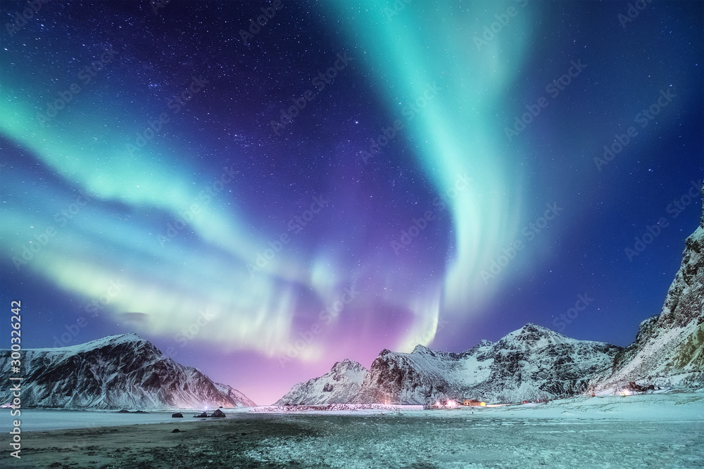挪威罗弗敦群岛上的北极光。山上的绿色北极光。夜晚的冬天