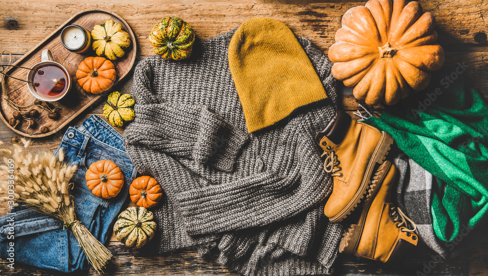 秋季服装布局。灰色毛衣、蓝色牛仔裤、绿色羊毛围巾、帽子、黄色靴子，p