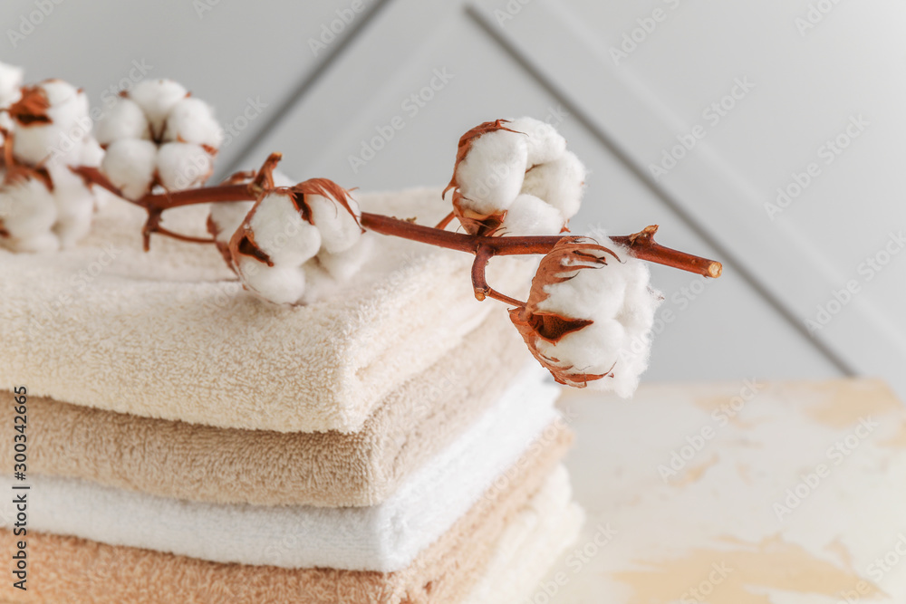 桌上有棉花花的柔软清洁毛巾