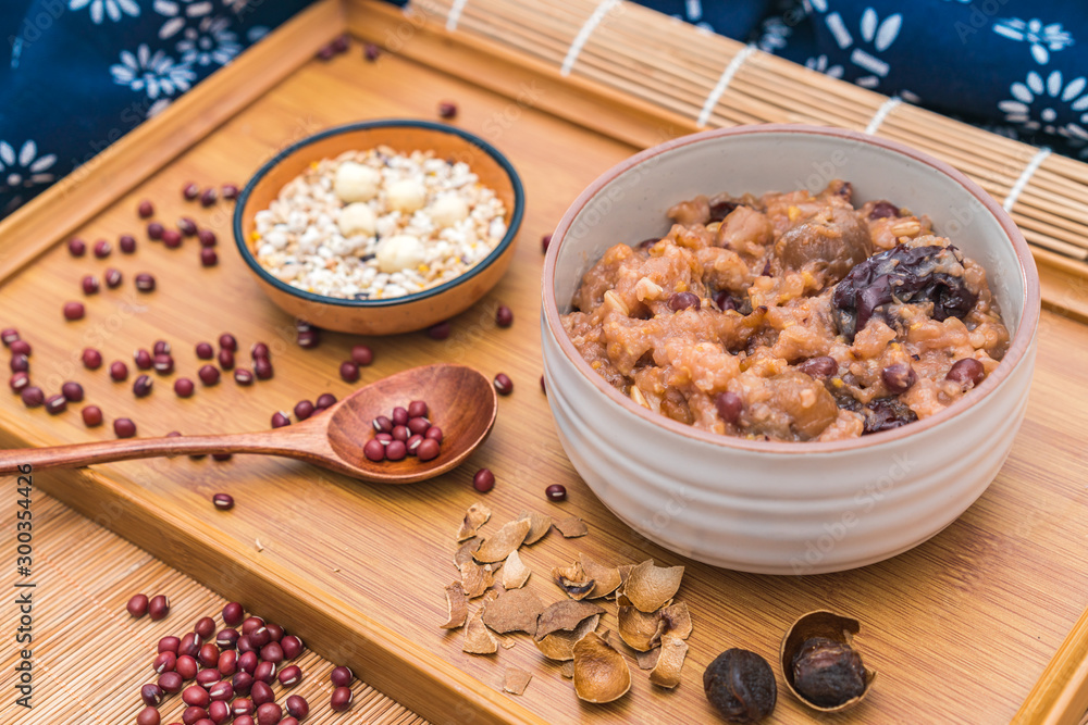 中国传统美食腊八粥和各种健康谷物