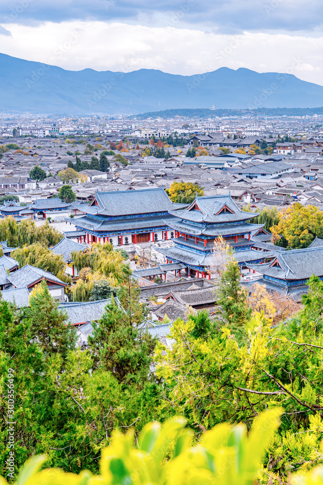 中国云南丽江大研古城和木府的高角度风景