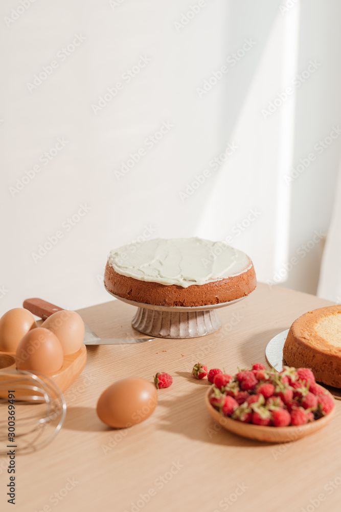 简单的海绵蛋糕，以糖粉和新鲜树莓为木底。夏季浆果干燥剂