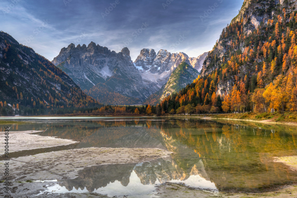 意大利南蒂罗尔州多洛米蒂秋季风景中的基督山