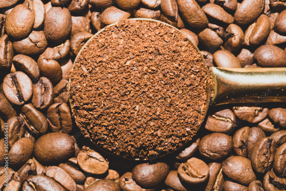 烤咖啡豆中的一勺研磨咖啡
