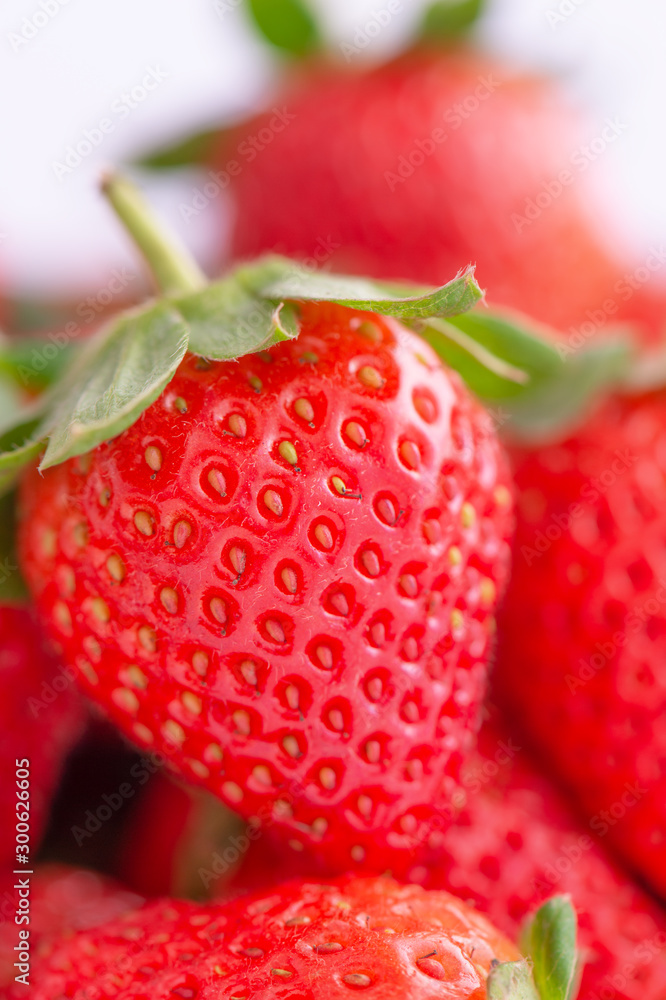 漂亮美味的装在木箱篮子里的草莓，有机农业的概念，新鲜的direc