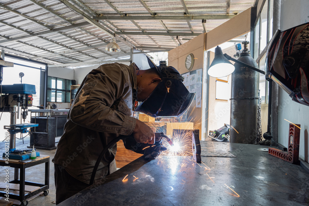 专业技术人员正在焊接金属材料。