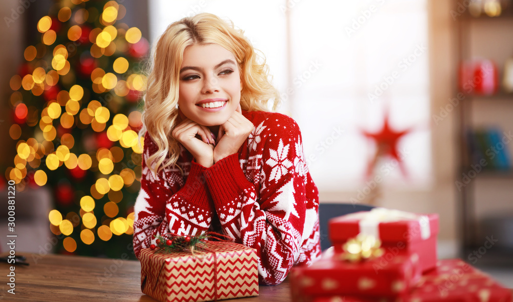 快乐女孩为圣诞节做好准备，并打包礼物。