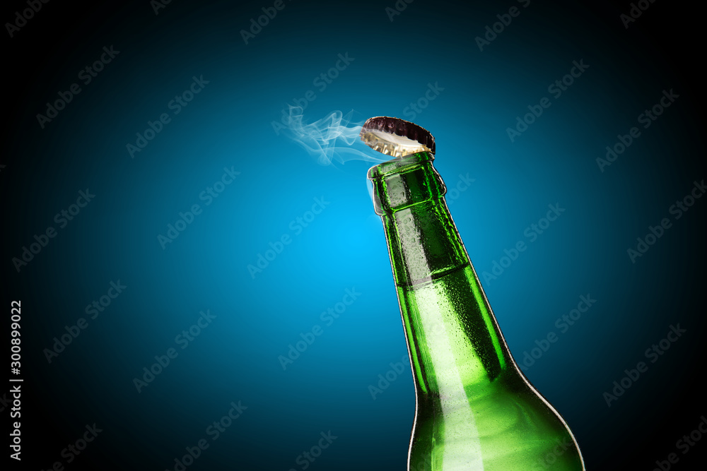 冷湿瓶的冷冻饮料，有滴剂。打开啤酒盖，输出气体。